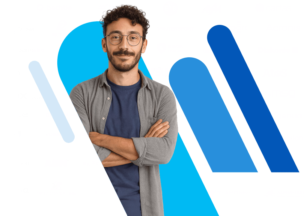 Uomo sorridente con braccia incrociate davanti a loghi di aziende partner come Bechtle, BVB, AVM, Caritas, Acronis, G DATA, Intersport e altri, con elementi grafici blu in stile IONOS.