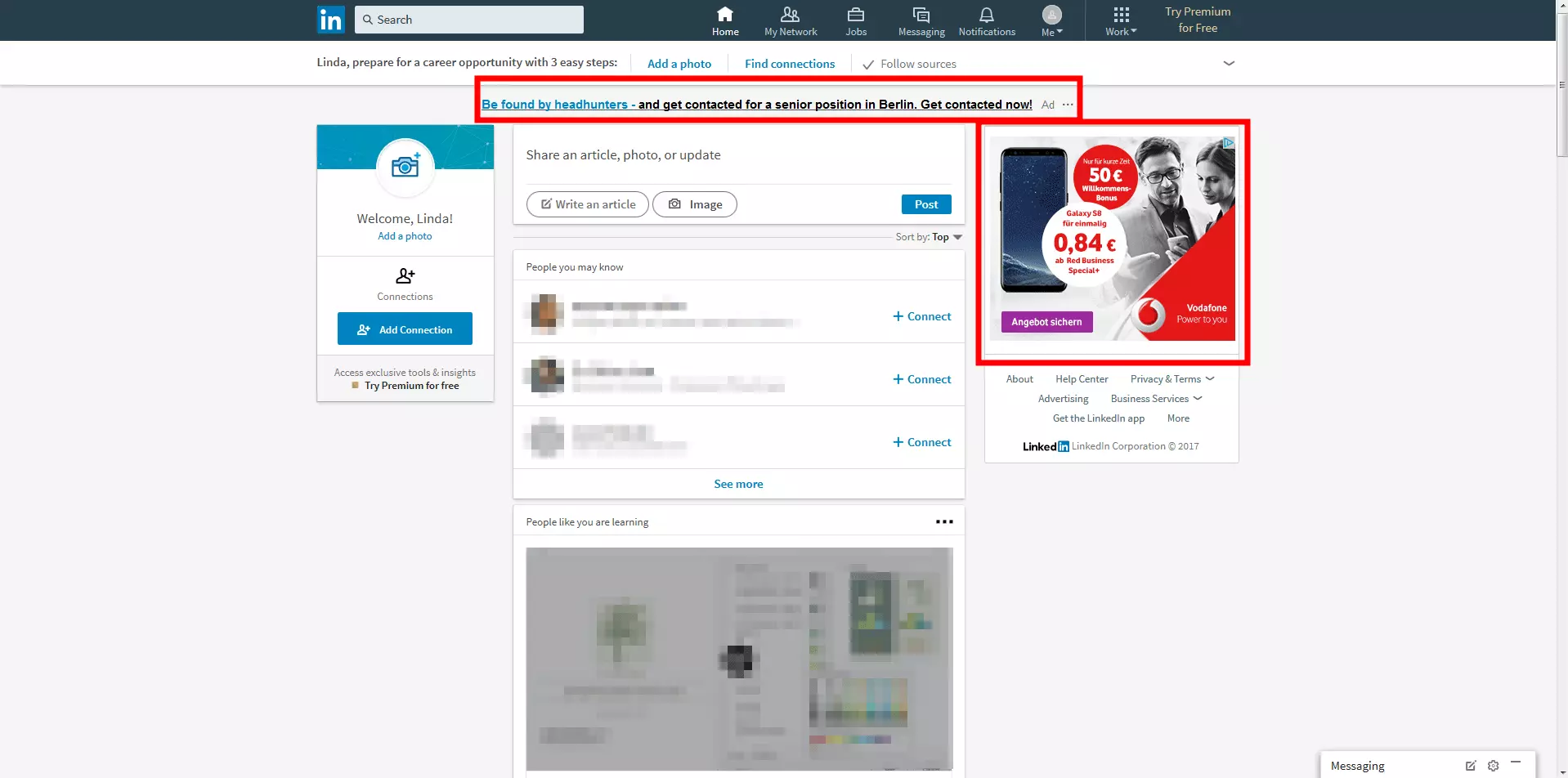 Il news feed di LinkedIn con diverse inserzioni pubblicitarie