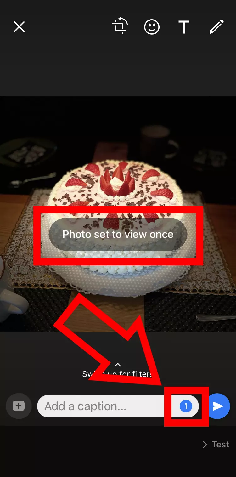 Screenshot da iPhone della funzione “Invia foto e video visualizzabili una sola volta” su WhatsApp