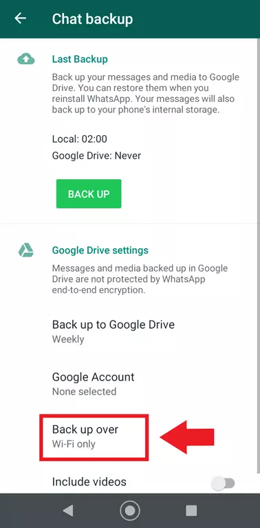 Menu di backup delle chat di WhatsApp con l’opzione “Backup tramite” (tipo di rete)