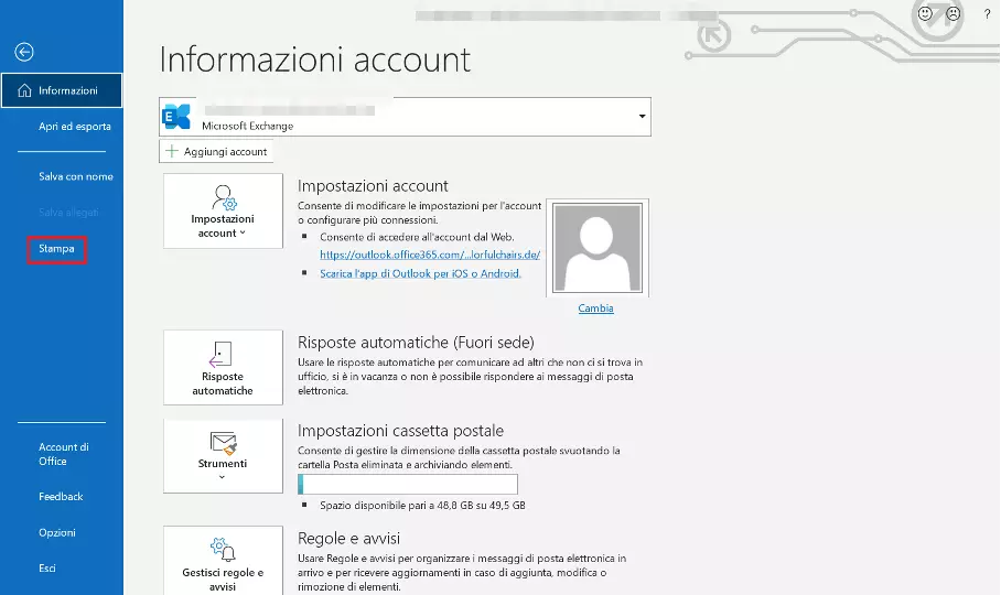 Outlook: finestra con le informazioni dell’account e la barra laterale sinistra con il campo “Stampa“ evidenziato